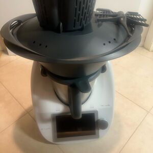 Multifunctional Kitchen Appliance in White and Gray